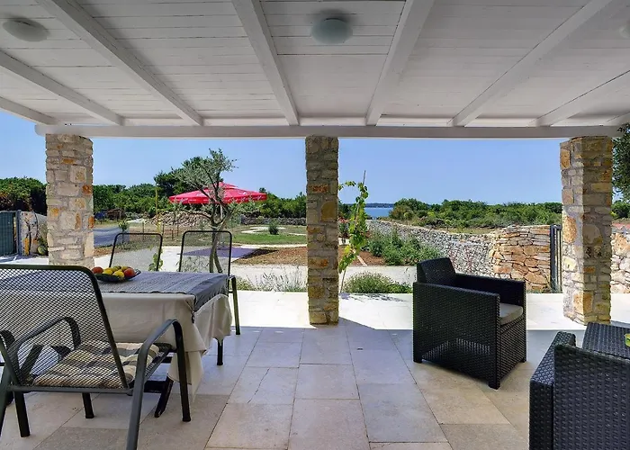 Vila In Near The Sea With Terrace Peroj